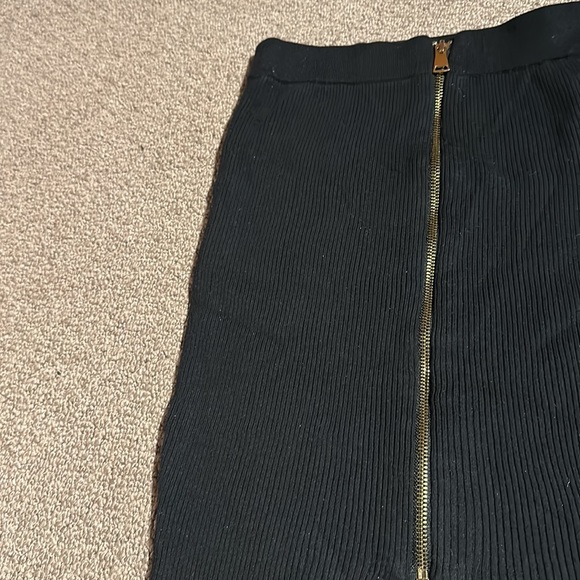 Black skirt with zipper - Picture 4 of 4